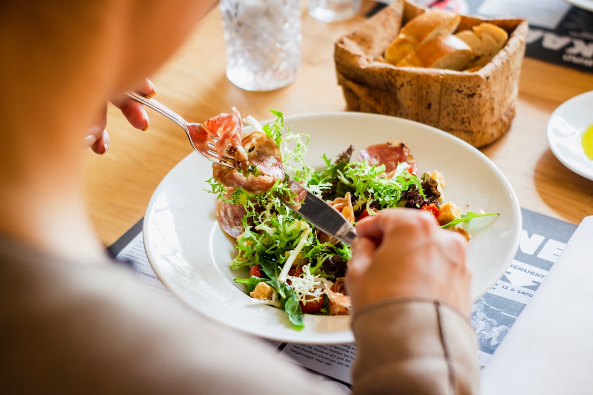 Healthy heart-supporting foods including vegetables and whole grains